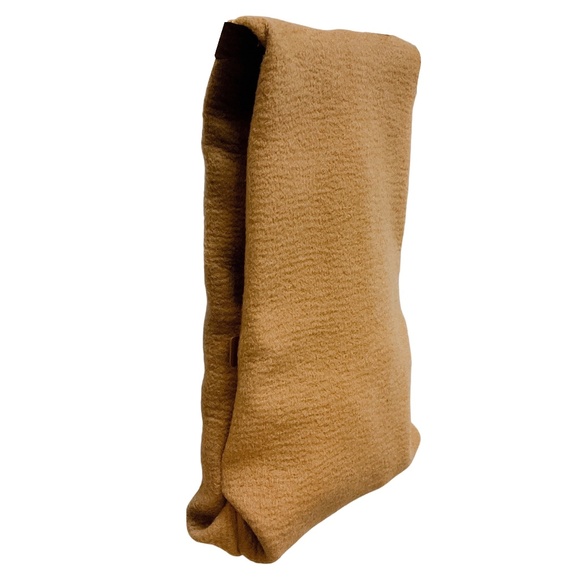 THE ROW CAMEL LARGE GLOVE CASHMERE CLUTCH BAG - Picture 2 of 11